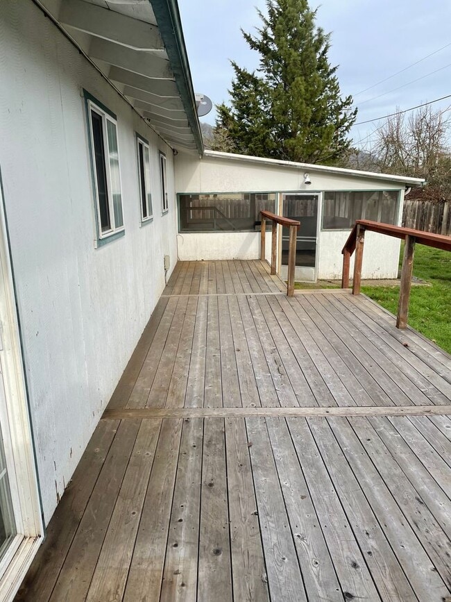 Building Photo - 3 Bed 2 Bath House