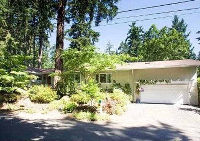 Building Photo - Spacious & light filled home with a garage, backyard, storage & hardwood floors throughout