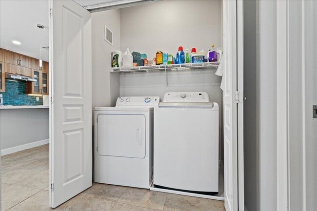 Building Photo - Modern Summerlin 2 Bedroom Condo with Garage - Fully Furnished