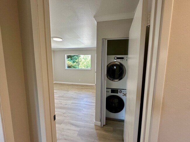 Building Photo - Convenient and Updated Townhouse