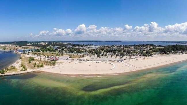 Building Photo - 1464 Beach St