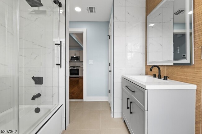 Building Photo - 8 Essex St