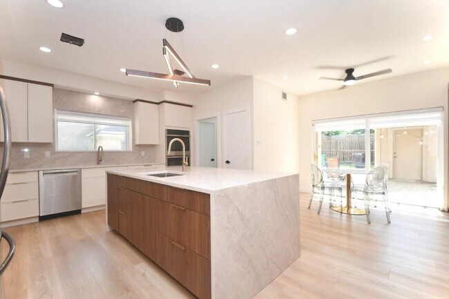 Building Photo - 11806 Braesridge Dr