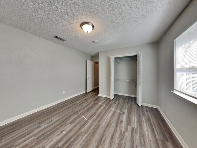 Building Photo - 1505 Wade Dr