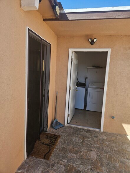 Building Photo - 3911 Placita Ave