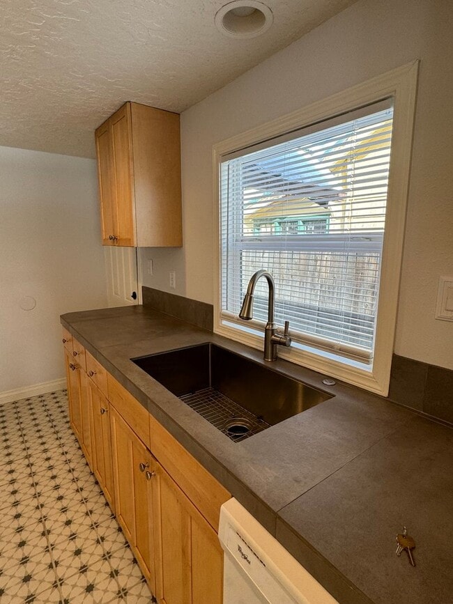 Building Photo - Adorable 3 bed/ 1 bath Home Desirably Loca...