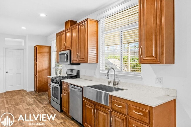 Building Photo - Stylish and beautiful 3-Bed Home with Land...