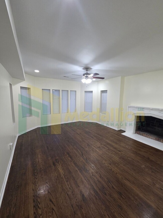 Building Photo - 9318 S Loomis St