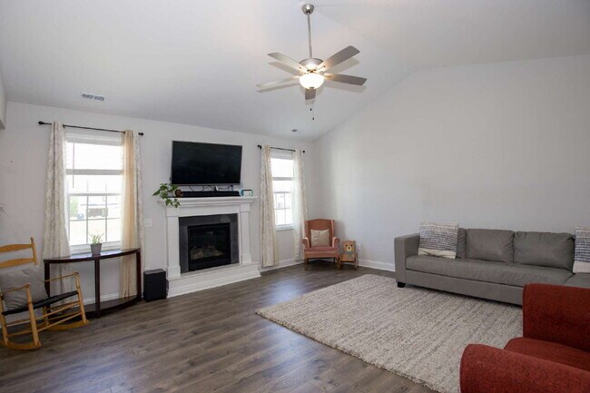 Building Photo - "Spacious 4-Bedroom Gem with 3 Full Baths - 2344 Sq Ft of Comfort on Stackhouse Drive!"