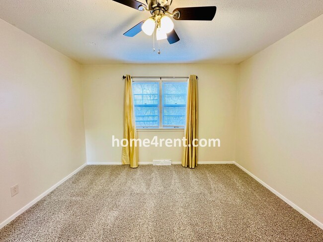 Building Photo - Brand New Flooring, Updated Kitchen/Bathro...