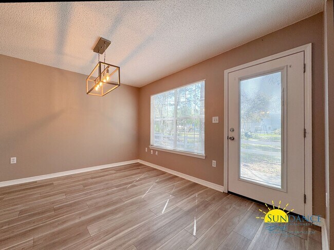 Building Photo - Stylishly Updated 3BR Home Minutes from Destin Harbor & Henderson Beach!