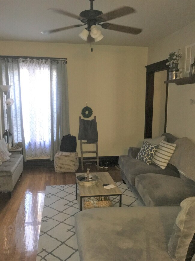 Building Photo - 1959 W Farragut Ave