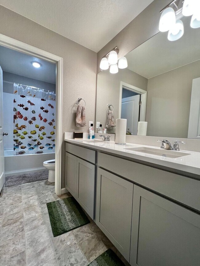 Building Photo - 4 Bed 3 Bath Available August 1st in Windsor!!!