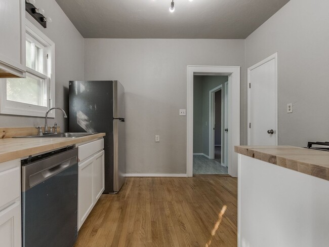 Building Photo - Renovated 3-bedroom, 2-bath home located i...