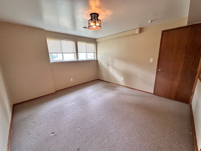 Building Photo - Tradition Kirkland Split Level with Gorgeous Views nestled in the middle of NorKirk