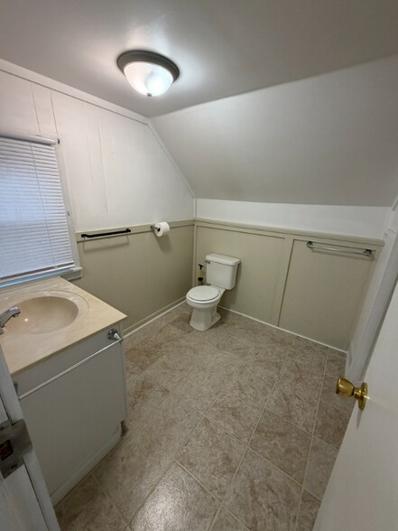 Building Photo - 1100 Lincoln Ave NW