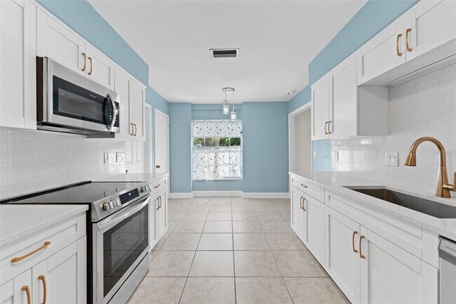 Building Photo - 1908 N Village Ave