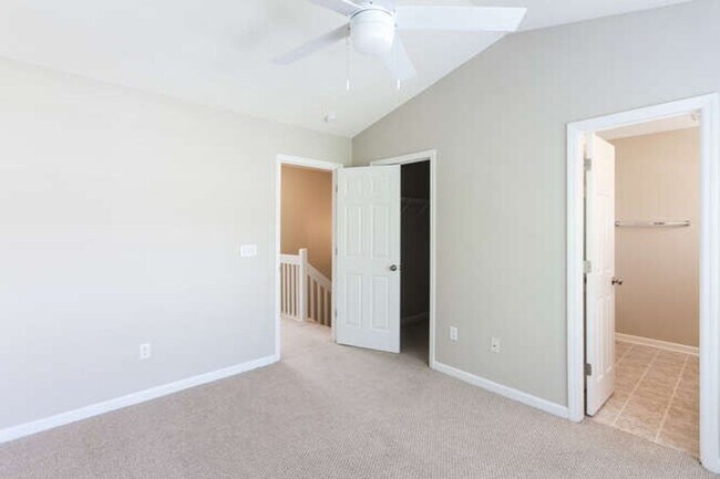 Building Photo - Updated Townhouse