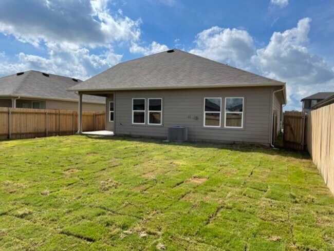Building Photo - 4 BR / 3 BA - 2175 SF in Seguin - Arroyo Ranch!!!