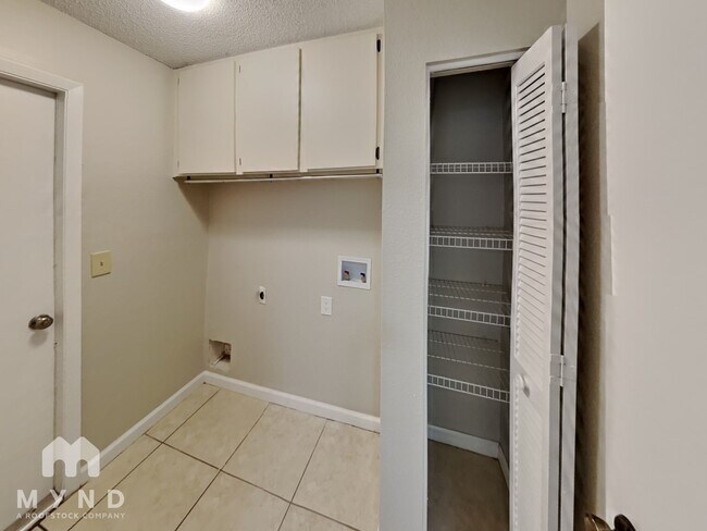 Building Photo - 11211 Sailbrooke Dr
