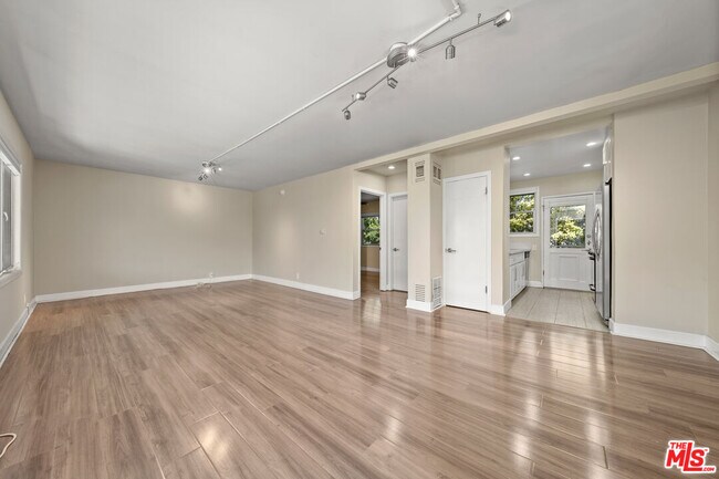 Building Photo - 8555 Sherwood Dr