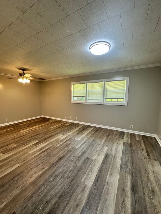 Building Photo - 3 Bed 2 Bath Brick Home with Additional Living Space - Newly Renovated