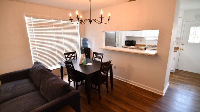 Building Photo - Charming 2-bedroom, 2.5-bathroom home located in Baton Rouge