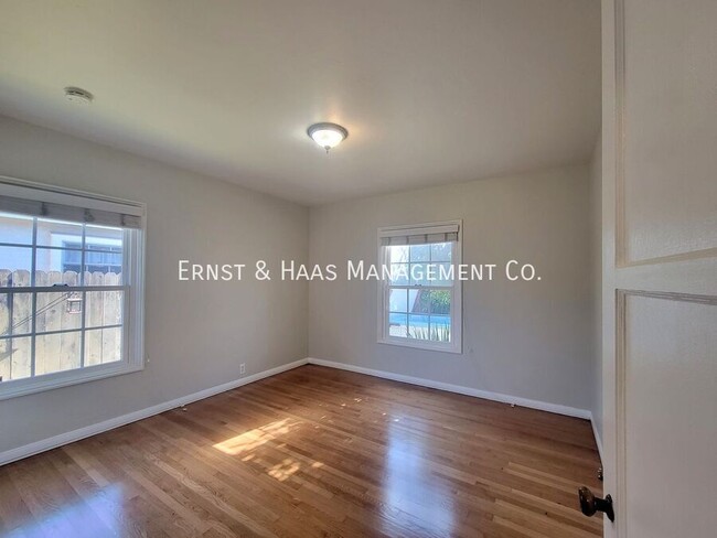 Building Photo - Beautiful Bixby Knolls 2 Bedroom Home with...