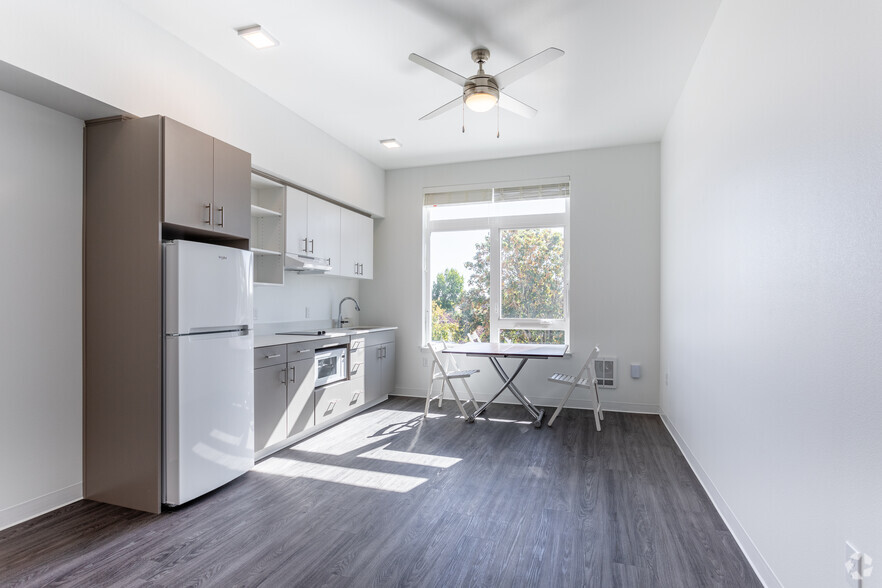 1BR, 1BA - 462 SF - Koz on 13th