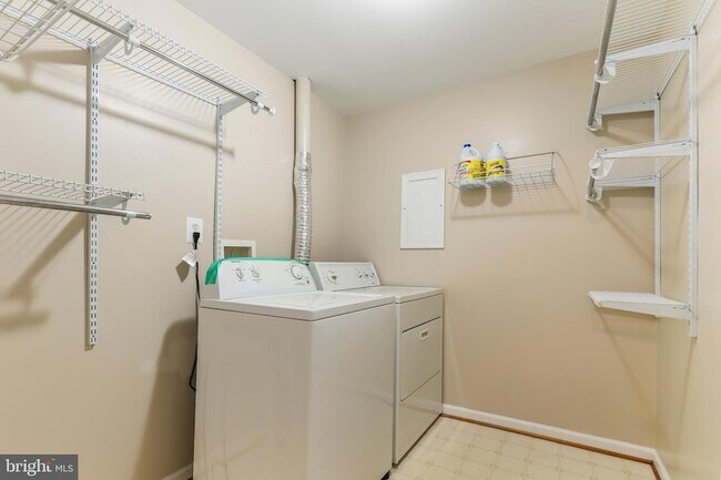 Building Photo - 803 Twin Brook Ln