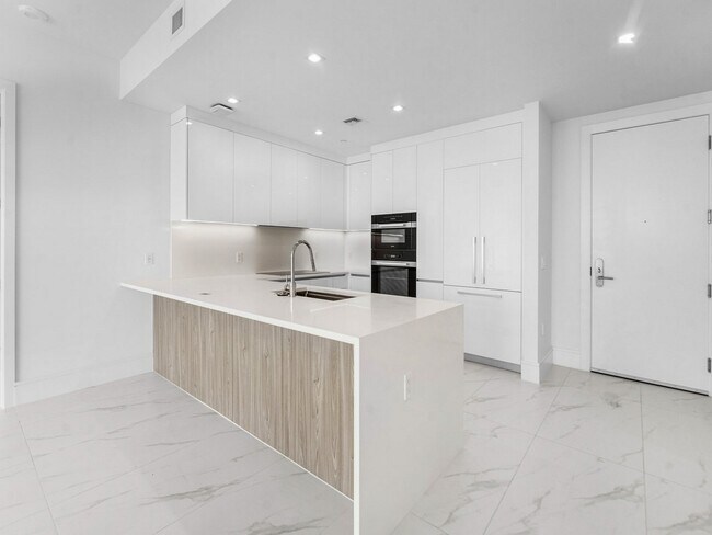 Building Photo - 220 Lake Shore Dr