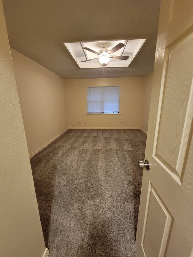 Building Photo - 3 bedroom 2 bathroom