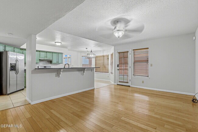 Building Photo - 1117 W Bend Ln