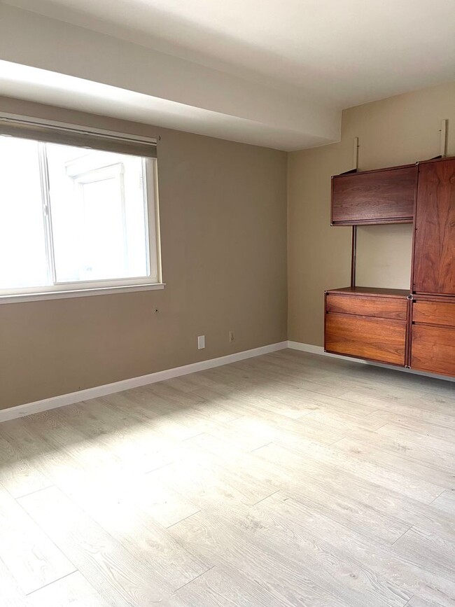 Building Photo - Spacious 2 Bedroom 2 Bathroom Unit in The ...