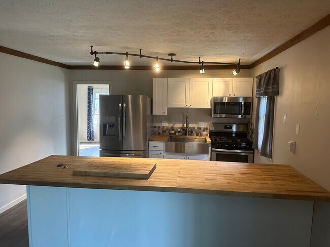 Building Photo - Welcome to this charming 3 bedroom, 2 bathroom home located in West Lafayette, IN.