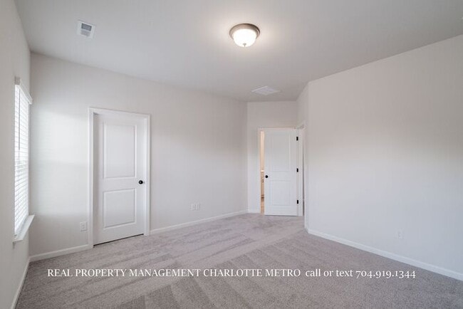 Building Photo - Modern Brand-New Built 3BR Townhome Near Uptown