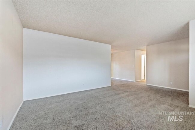 Building Photo - Updated Kuna Home with Private Backyard