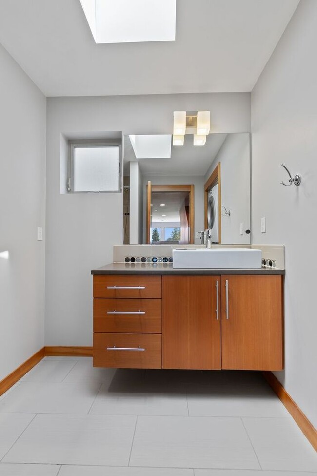 Building Photo - Air Conditioned West Seattle Live/Work Tow...