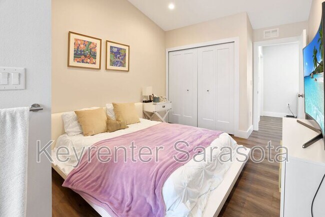 Building Photo - 2056 Roselawn St