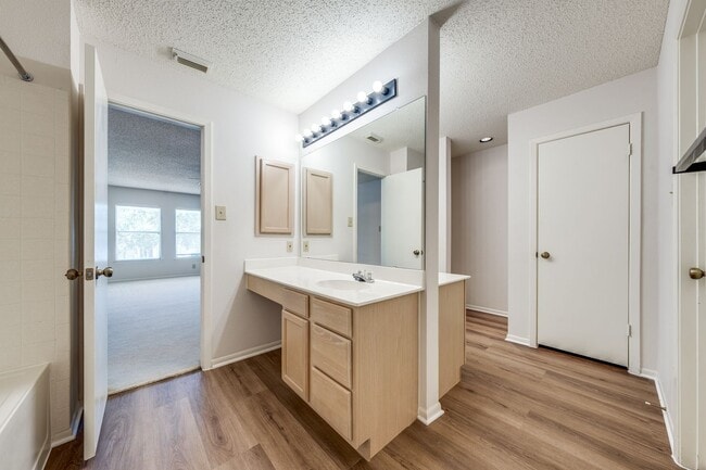 Building Photo - Amazing LOCATION! DeZavala & IH-10 Four Be...