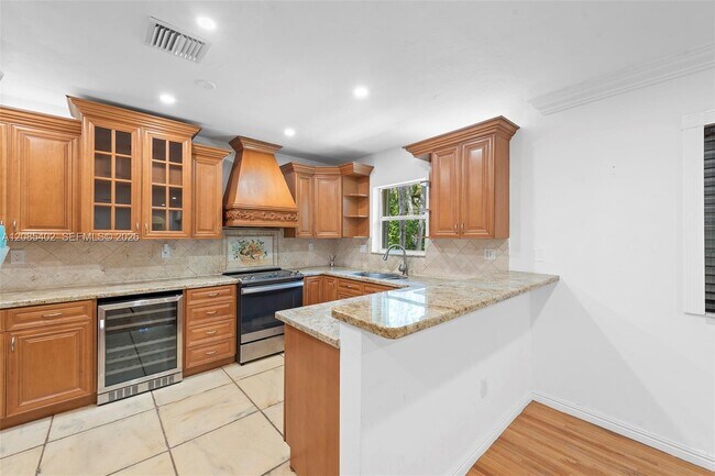 Building Photo - 921 Alava Ave