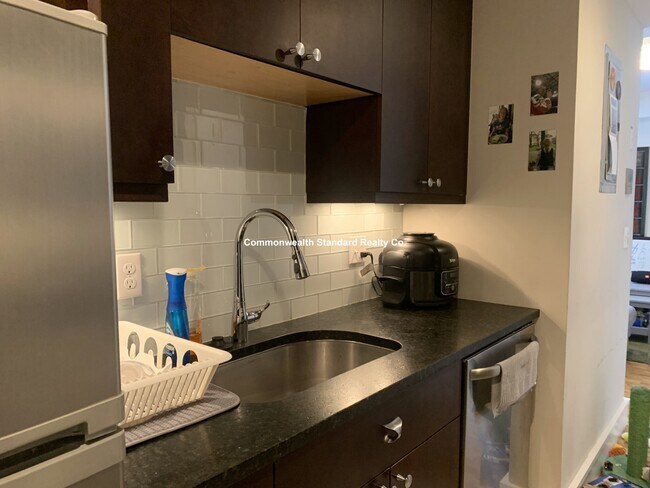 Building Photo - 126 Charles St