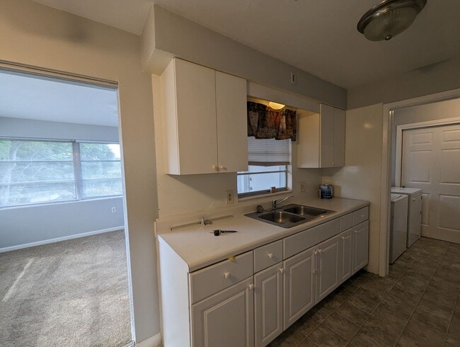 Building Photo - Nicely sized 2 Bedroom in Beverly Hills