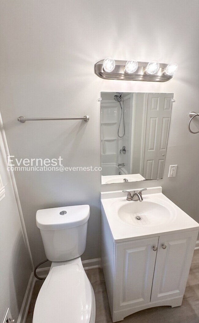 Building Photo - 3-Bed/1.5-Bath Modern Upgrades/ Pet Friendly/Available Now!