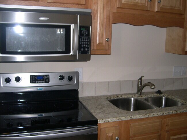 Building Photo - 615 N Spring St