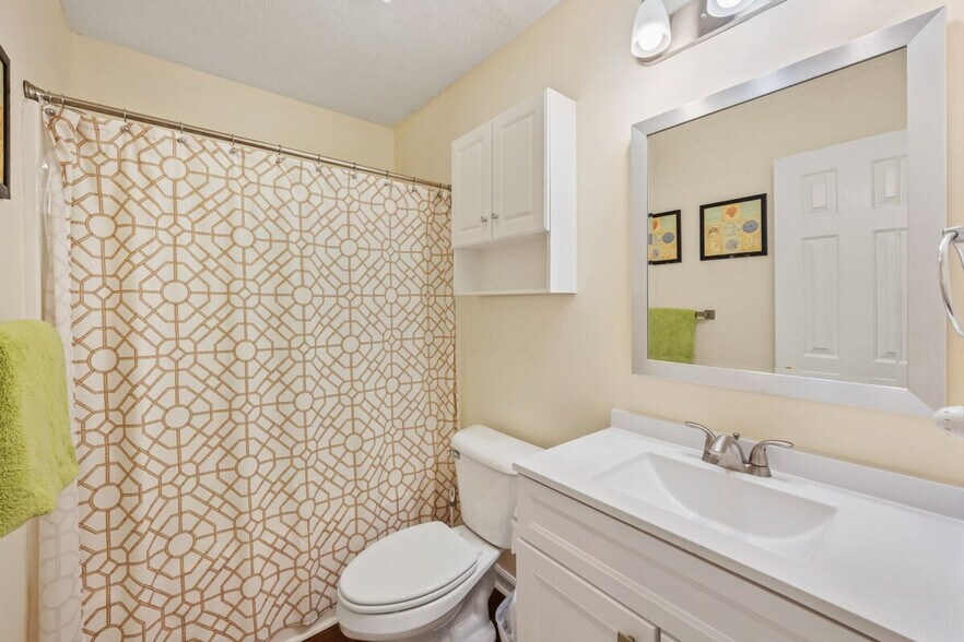 Building Photo - 390 Pinehurst Ln