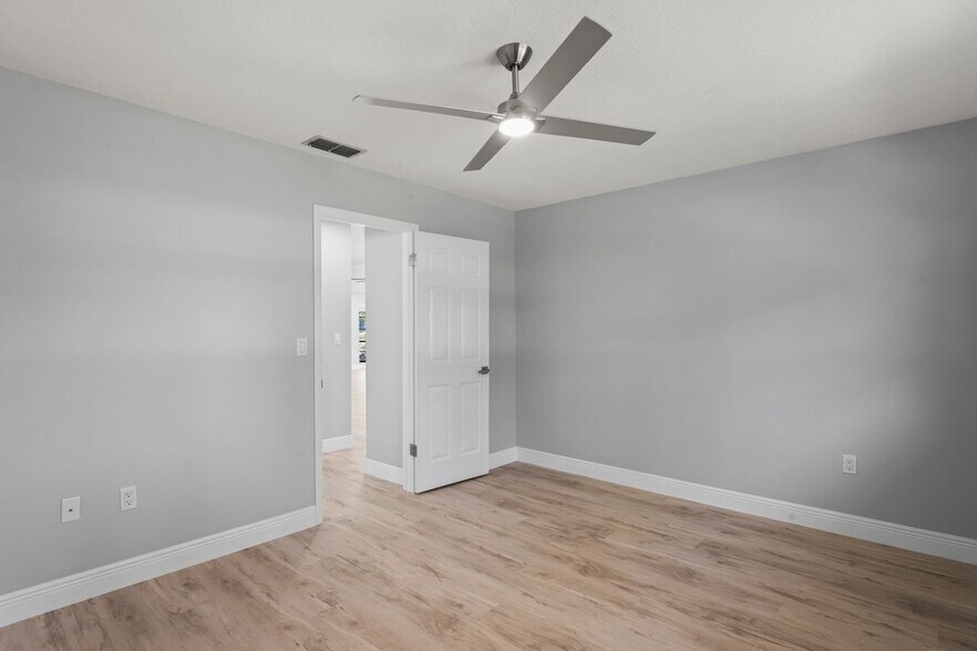 Building Photo - 8312 Roxboro Dr