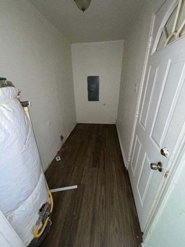 Building Photo - HOUSING SECTION 8 ONLY