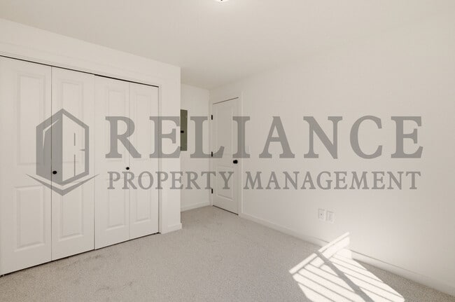 Building Photo - 5238 N Pinecrest Ct