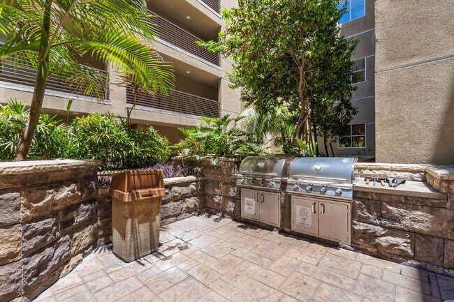 Building Photo - "Spacious, Sophisticated, Modern 3BR, 2BA Condo in the heart of downtown